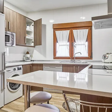 Cosy House In With Mountain View